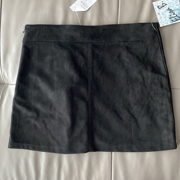 Velour polyester skirt in black with braided detail in front. A line fit. - Picture 3 of 5